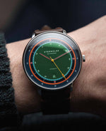 popup|Matthias has a wrist size of 18.5 cm/7.2 in|The "Vintage" strap - made in Germany - impresses with its striking cut edge and the two-tone 'pull-up effect'.