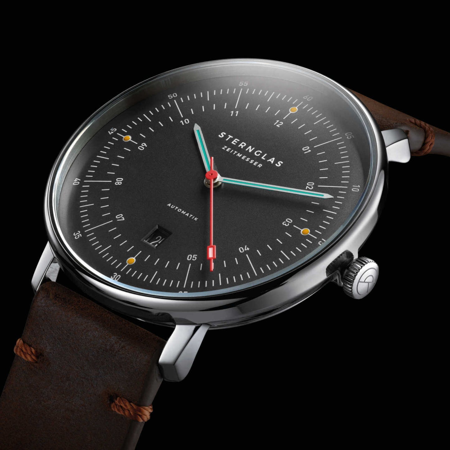 popup|Japanese mechanics|The 8215 automatic movement from the Japanese manufacturer Miyota is considered to be particularly low-maintenance and durable.