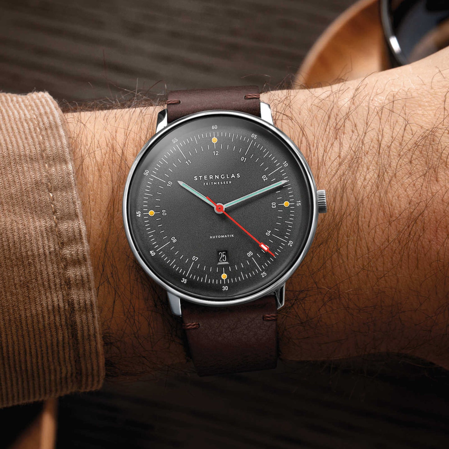 popup|Strap made of Italian leather|The "Vintage" strap - made in Germany - captivates with its striking cut edge and the two-tone 'pull-up effect'.