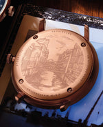 popup|Engraving "Speicherstadt" on the back|A real eye-catcher can be found on the 4-fold screwed back: The engraving of the Speicherstadt with the imposing bridges and the famous Elbphilharmonie in the background captures the spirit of the past and creates a link between tradition and modernity.