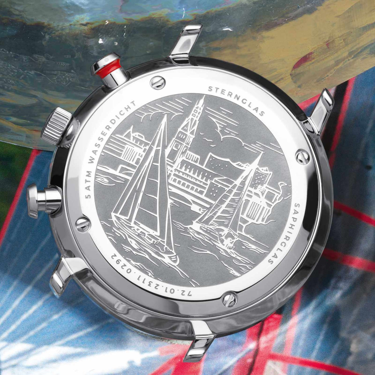popup|Regatta engraving on the case back|As is typical for STERNGLAS timepieces, the engraving here is also a real eye-catcher: it shows two sailing boats on the Outer Alster. A symbol of adventure and our connection to our home city of Hamburg.