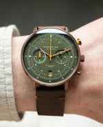 popup|Matthias has a wrist circumference of 18.5 cm|The "Vintage" strap - made in Germany - impresses with its striking cut edge and the two-tone 'pull-up effect'.