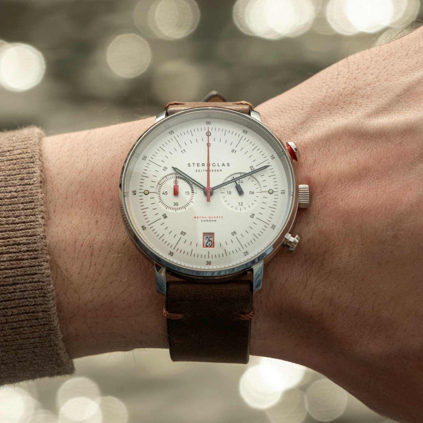 popup|Matthias has a wrist circumference of 18.5 cm|The "Vintage" strap - made in Germany - impresses with its striking cut edge and the two-tone 'pull-up effect'.