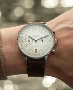 popup|Matthias has a wrist circumference of 18.5 cm|The "Vintage" strap - made in Germany - impresses with its striking cut edge and the two-tone 'pull-up effect'.