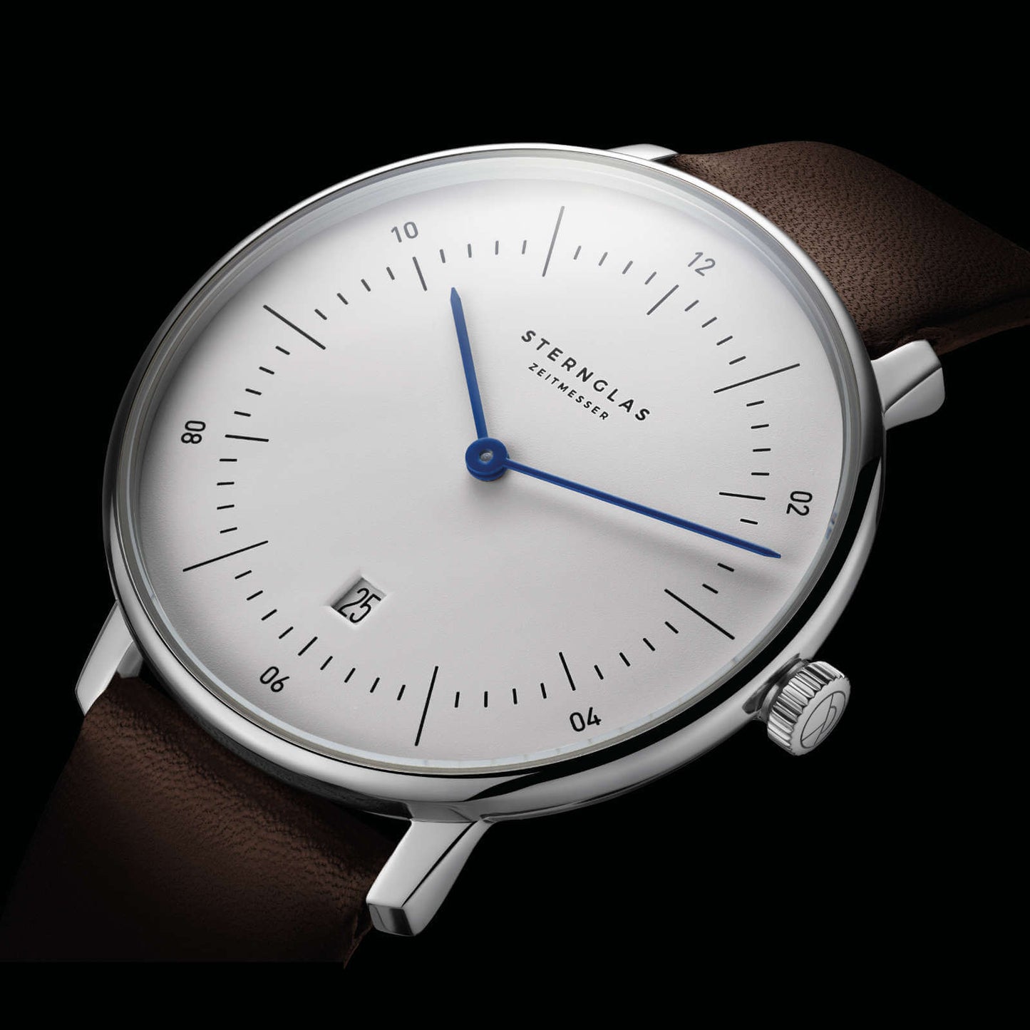 popup|Fits under any shirt sleeve|The particularly flat case design makes the Naos Quartz the ideal dress watch for everyday wear.