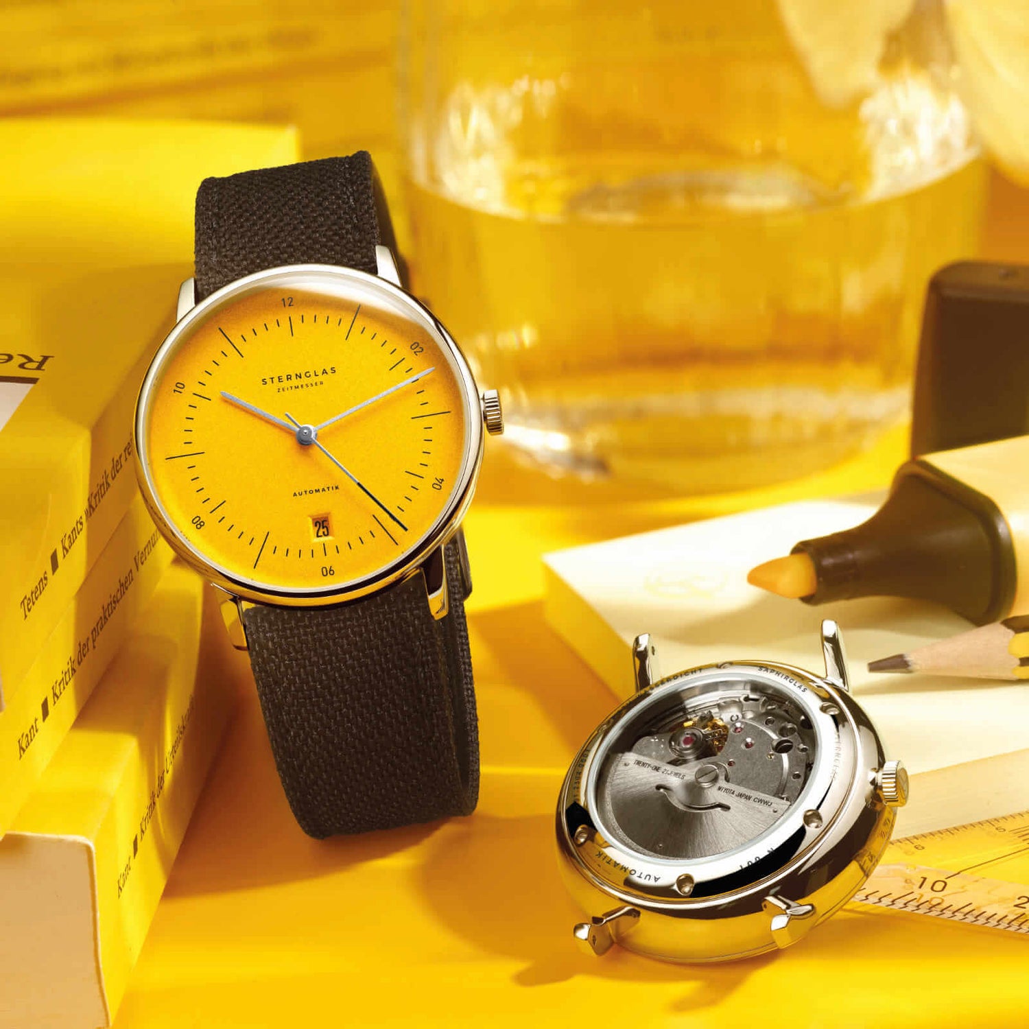popup|Glass back with engraved consecutive numbering|The numbering on the back of the case gives each piece an individual touch. The certificate of authenticity additionally confirms the uniqueness of each Edition Yellow.