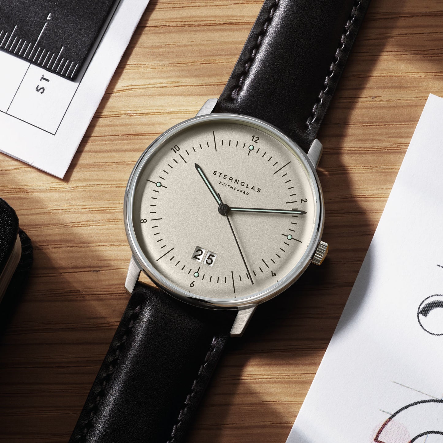 Naos Big Date alabaster