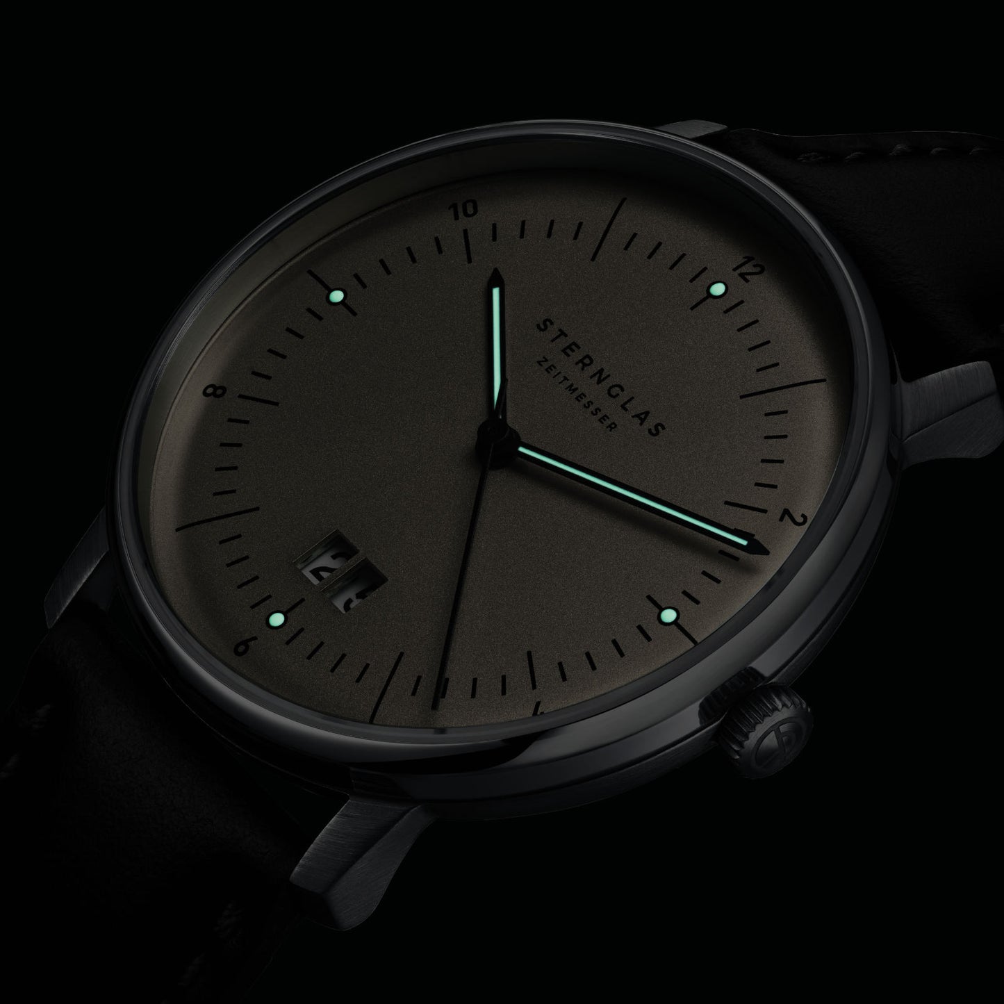 Naos Big Date alabaster