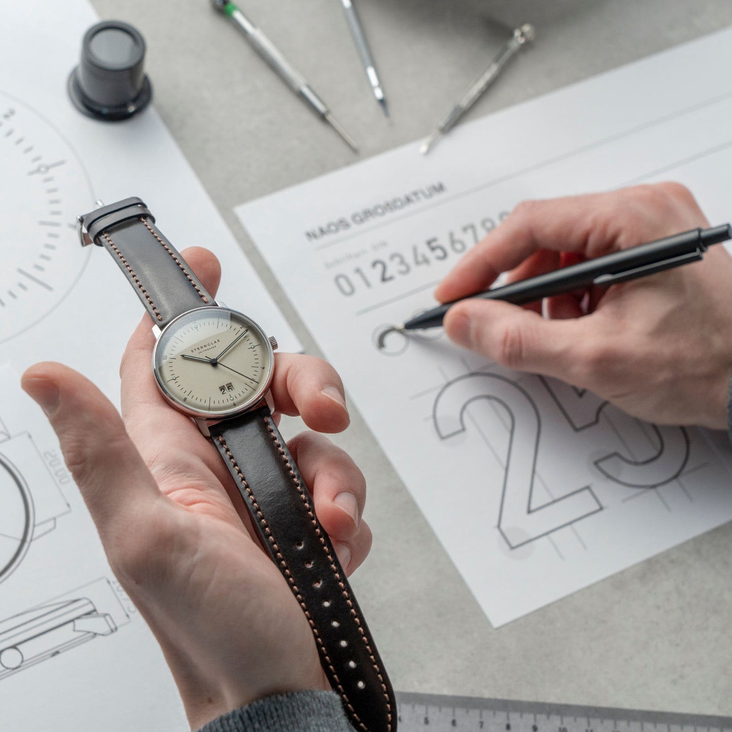 Naos Big Date alabaster