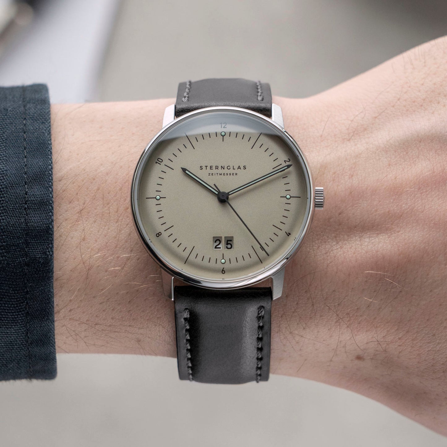 Naos Big Date alabaster