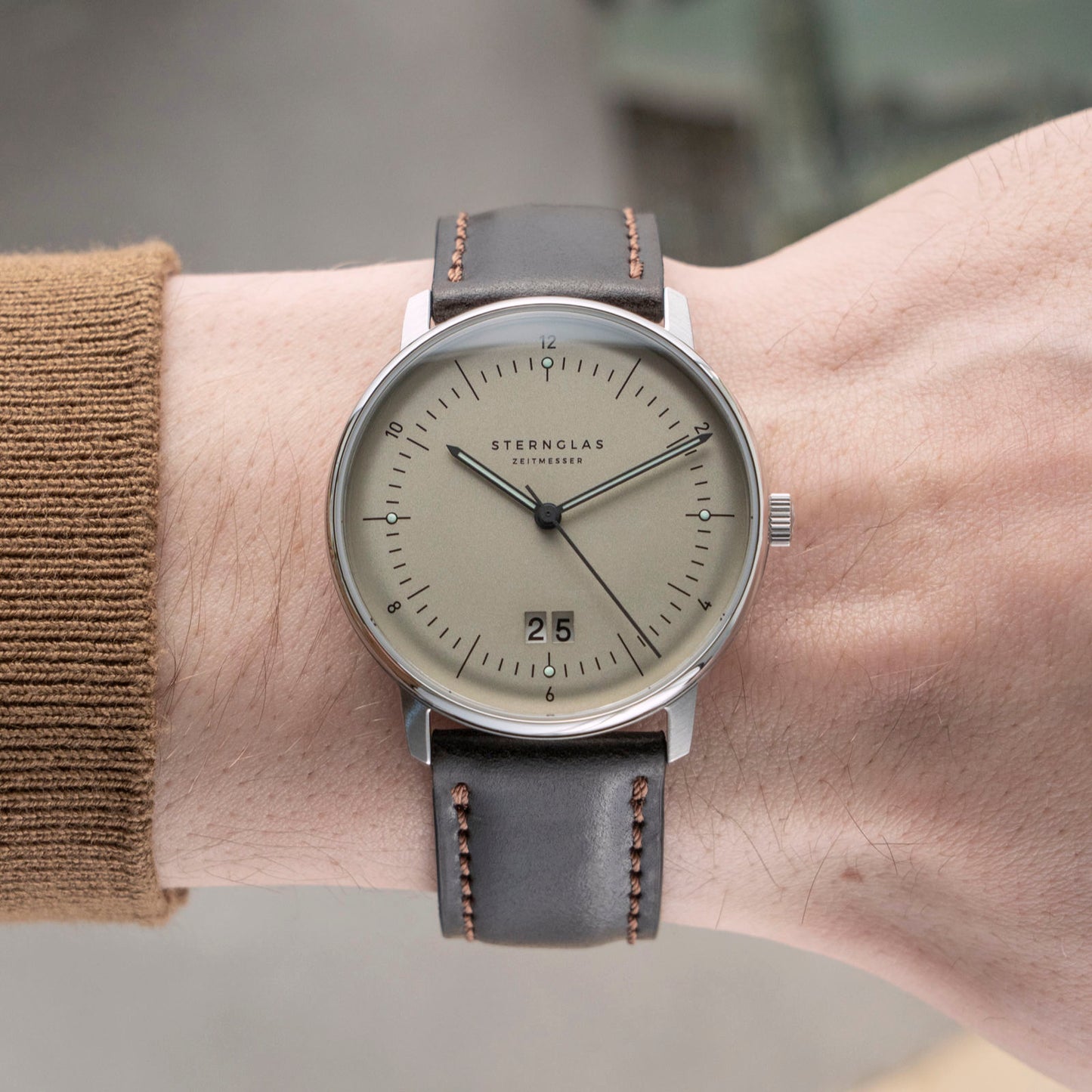 Naos Big Date alabaster