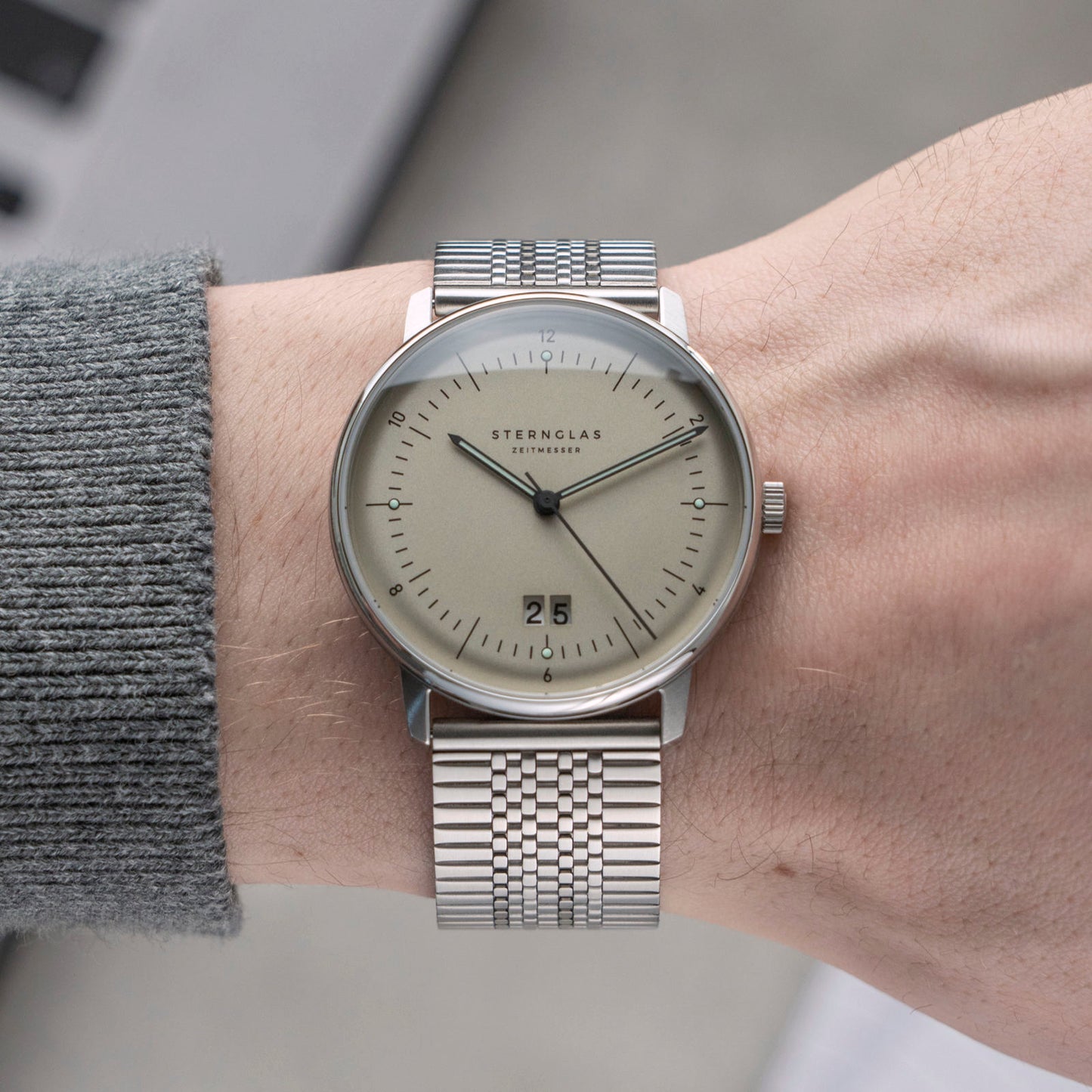 Naos Big Date alabaster