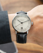 popup|Matthias has a wrist circumference of 18.5 cm/7.2 inch|The strap "Bridle" - made in Germany - impresses with its waxed upper leather, which is also used in equestrian sports.