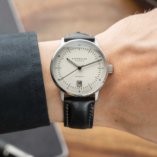 popup|Matthias has a wrist circumference of 18.5 cm/7.2 inch|The strap