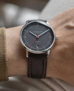 popup|Matthias has a wrist circumference of 18.5 cm/7.2 inch|The strap "Bridle" - made in Germany - impresses with its waxed upper leather, which is also used in equestrian sports.