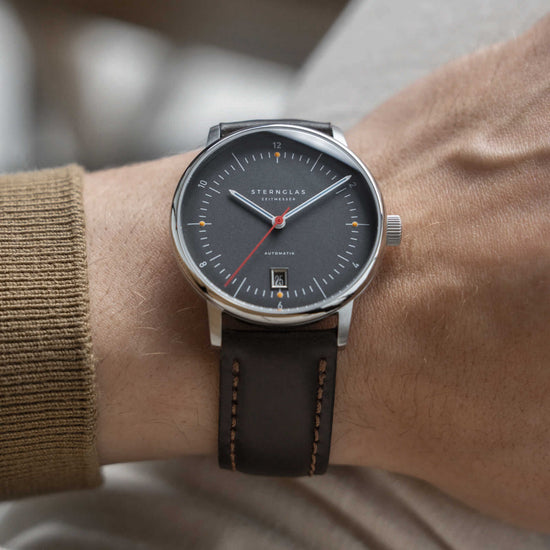 popup|Matthias has a wrist circumference of 18.5 cm/7.2 inch|The strap