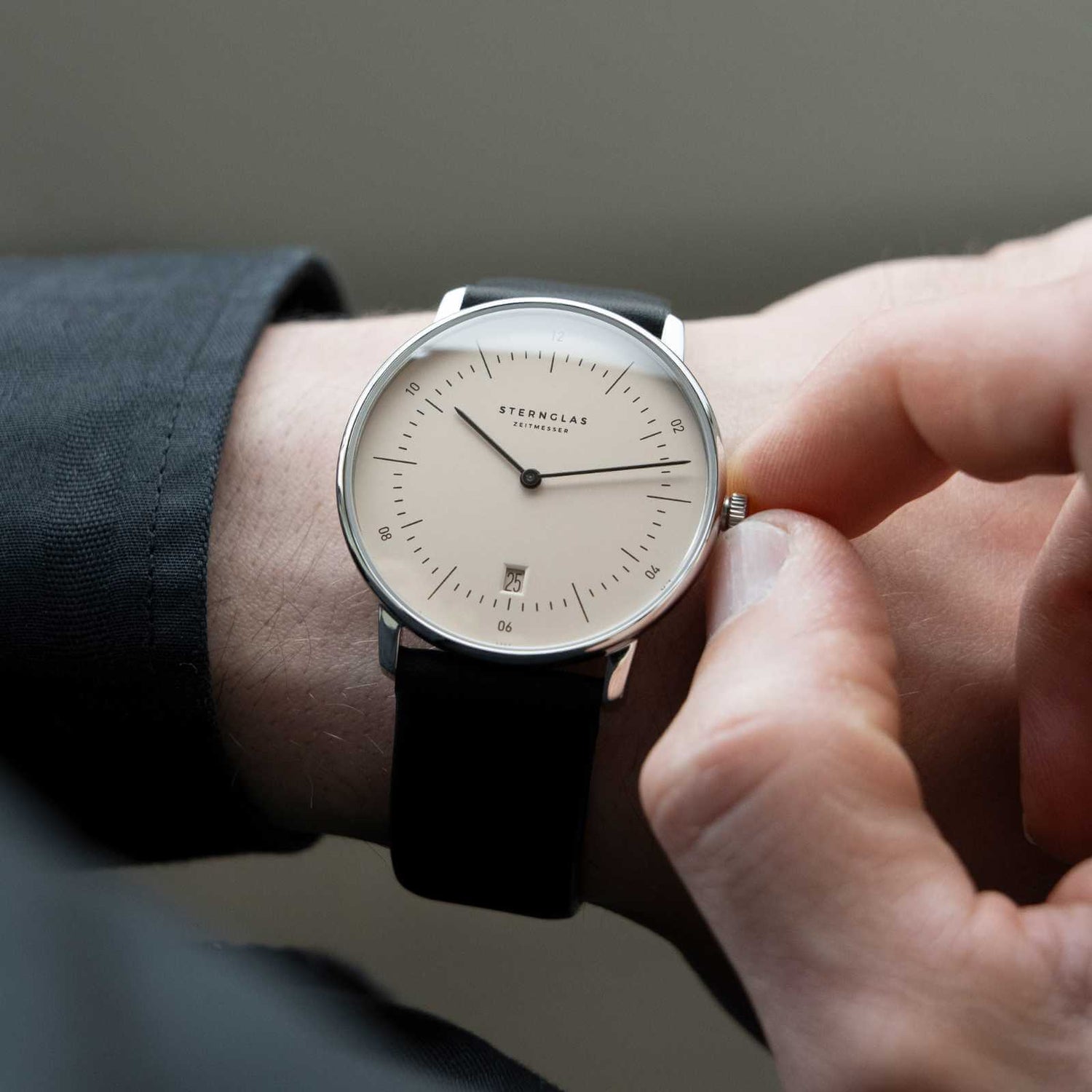 popup|Matthias has a wrist size of 18.5 cm/7.2 in|Premium strap with soft calf leather.