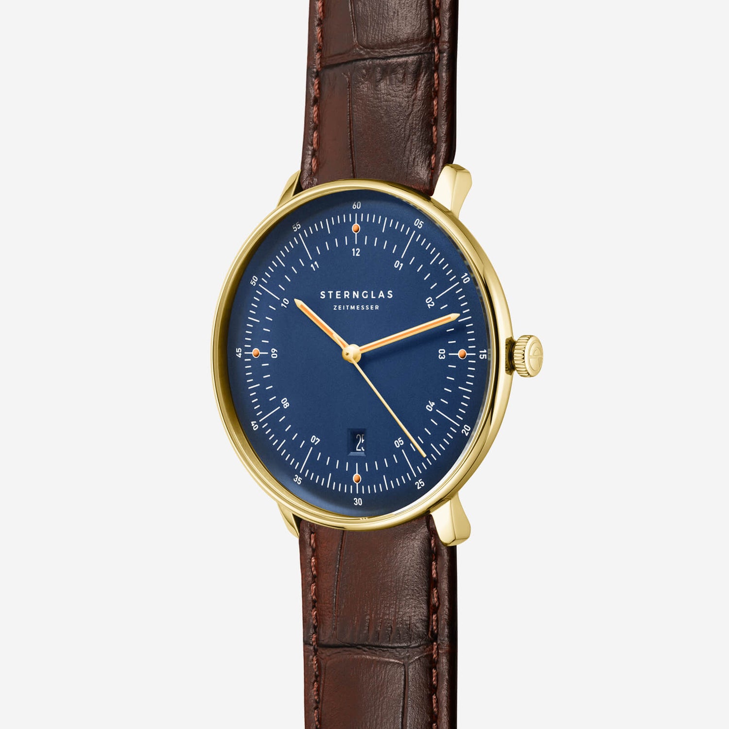 popup|Curved dial|The high-contrast satin-finished dial with fine curvature gives the model a refined character.