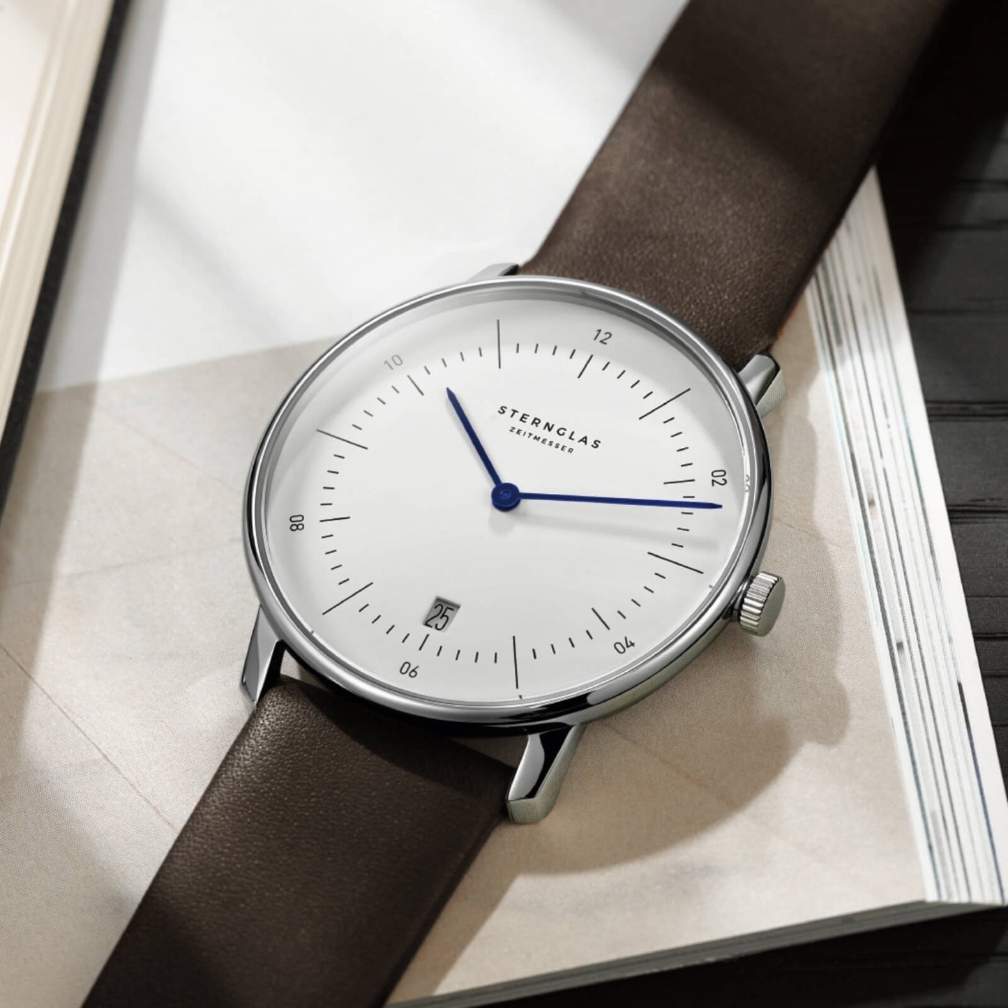 popup|Ronda quartz movement|The premium movement from Swiss traditional manufacturer Ronda ensures precision and durability.
