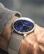 popup|Timelessly elegant metal strap in Milanese style|The Milanese strap made of stainless steel complements the colored dial. It fits wonderfully around your wrist and can be adjusted to your desired length.