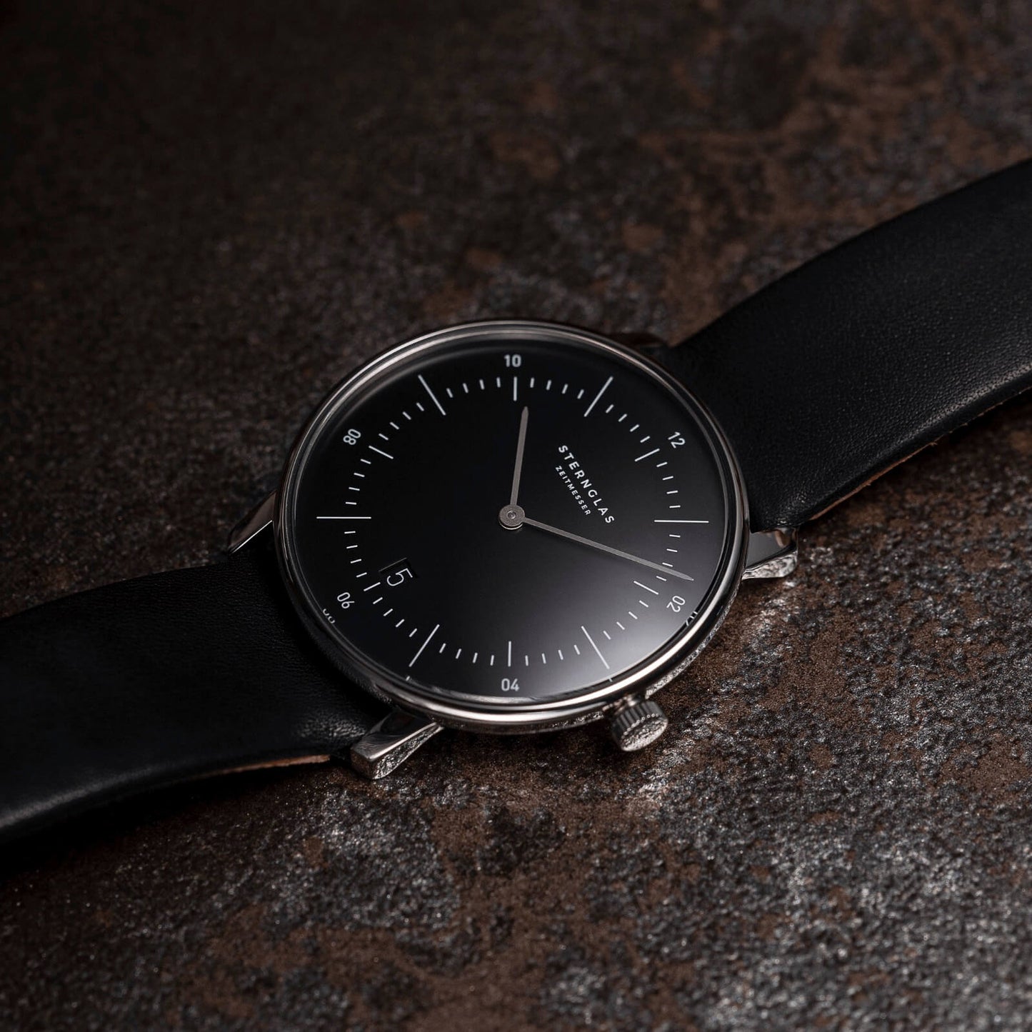 Naos piano black