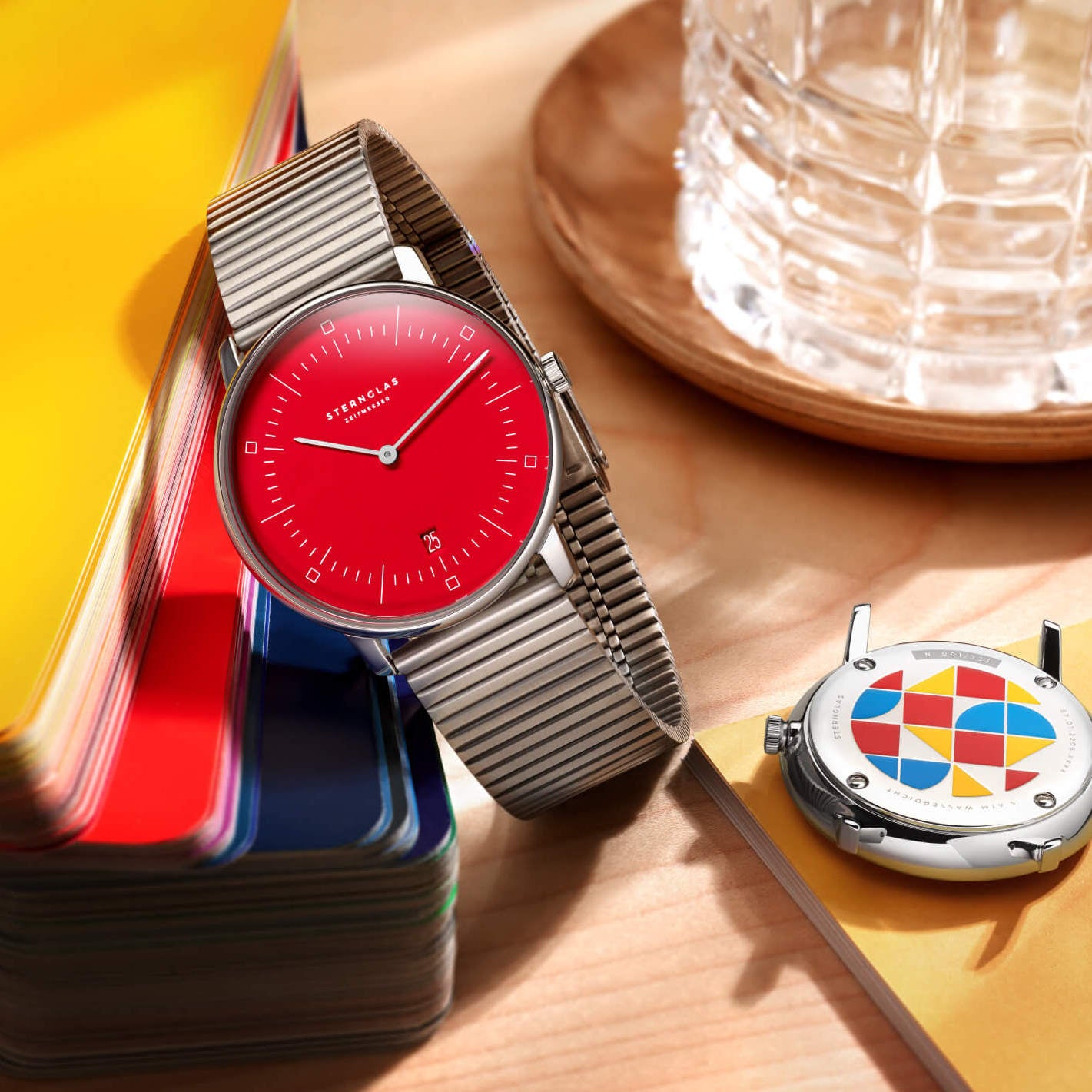 popup|Straight-lined segment strap|The new segment strap made of brushed, rustproof stainless steel is restrained due to its straight lines and emphasizes the colorful dial. It fits wonderfully around your wrist and can be individually adjusted to your desired length.