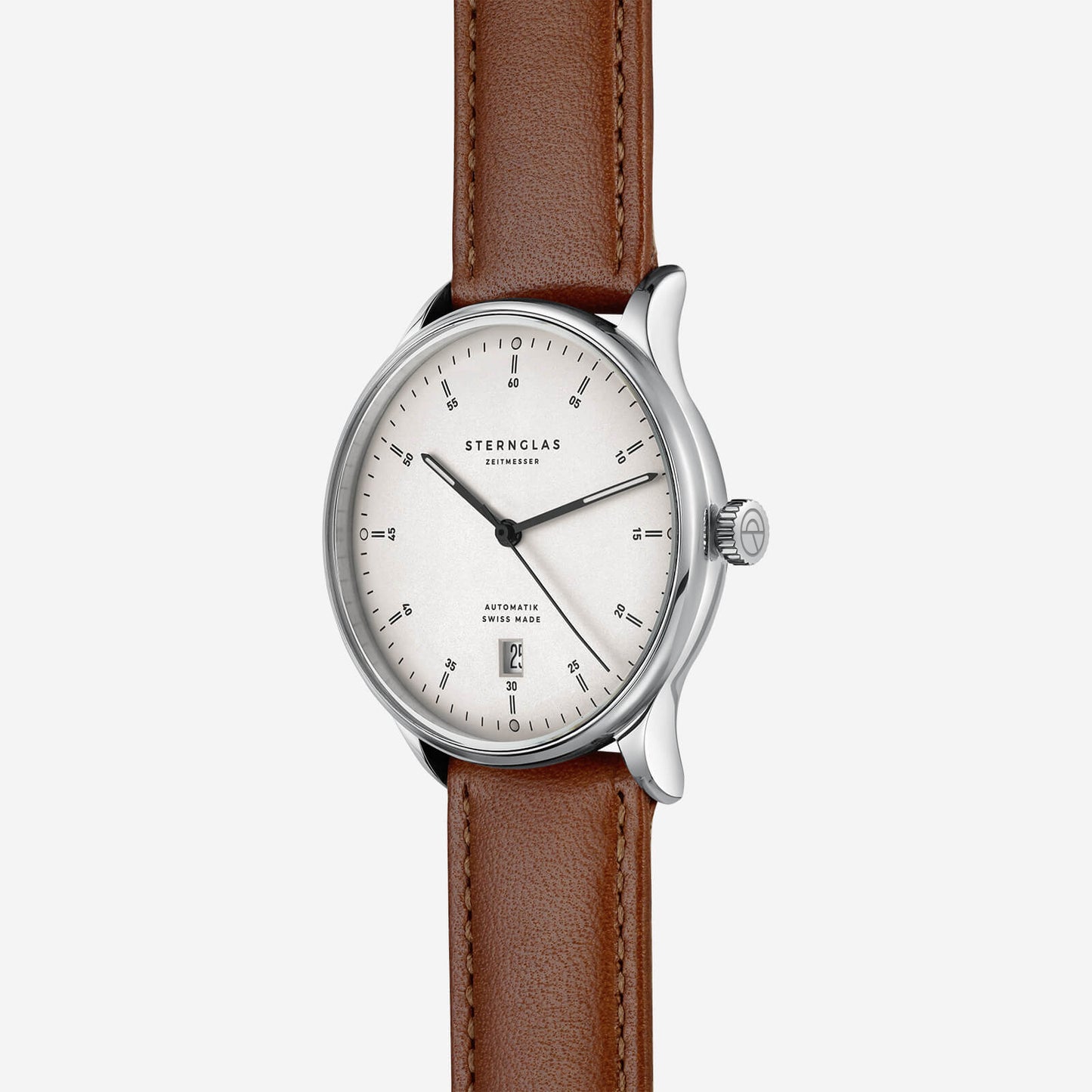 popup|Curved dial|The silvery satin-finished dial with fine curvature gives the model a noble vintage character.