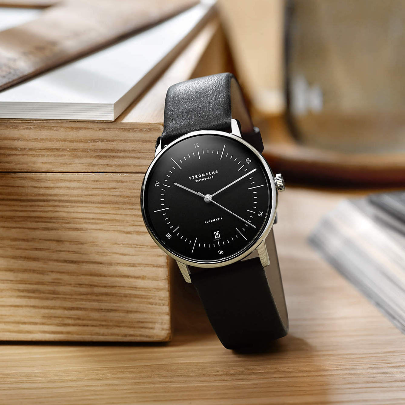 popup|5 ATM water-resistant|The carefully screwed case back seals your timepiece perfectly for everyday use.