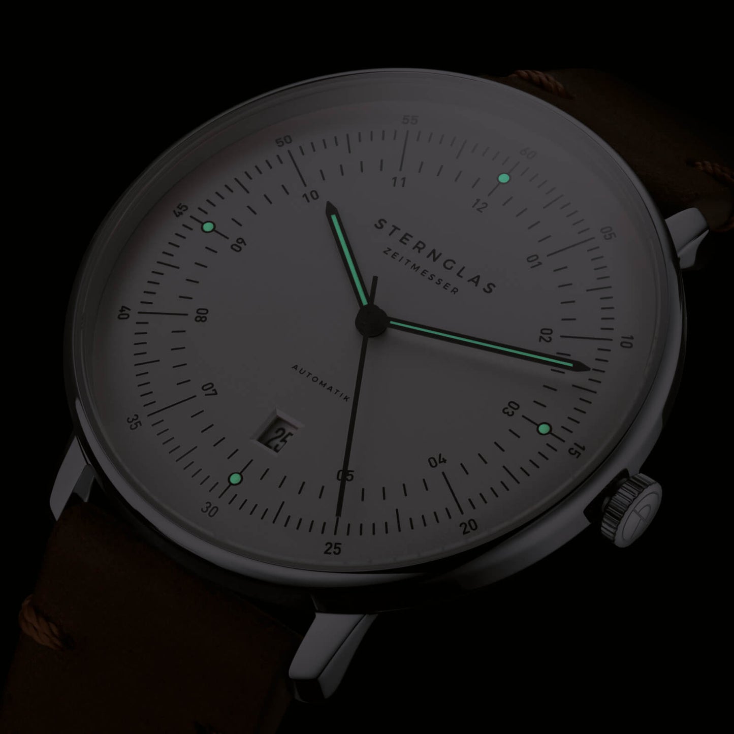 popup|Best readability. Even in the dark|The detailed dial design, the precise 3-hand automatic movement with date function as well as hands and indices with luminescent Luminova underline the technical character of the Hamburg.