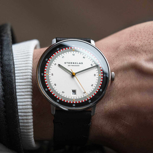 popup|Domed dial|The satined dial with fine curvature gives the model an elegant vintage character.