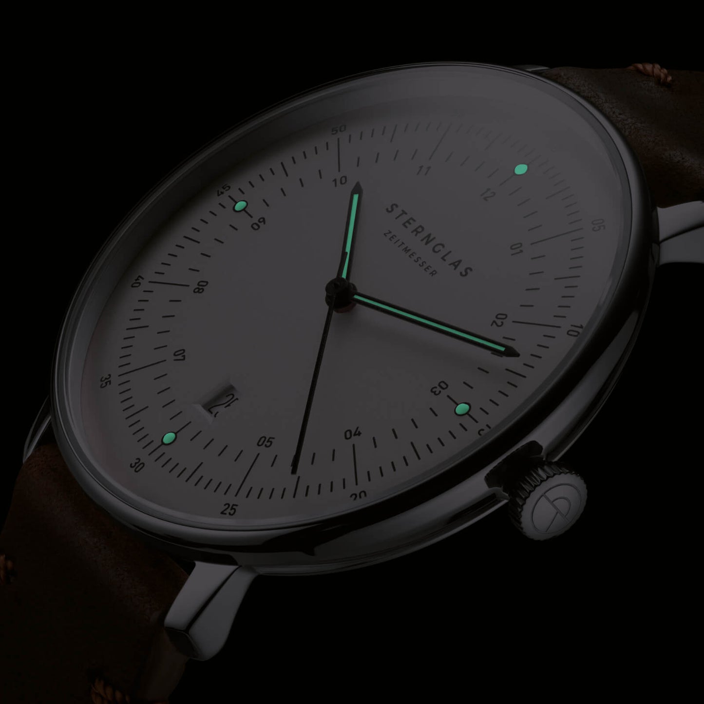popup|Best readability. Even in the dark|The detailed dial design, the precise 3-hand swiss movement with date function as well as hands and indices with luminescent Luminova underline the technical character of the Hamburg.