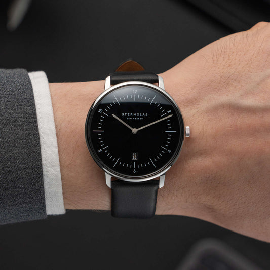 Naos piano black