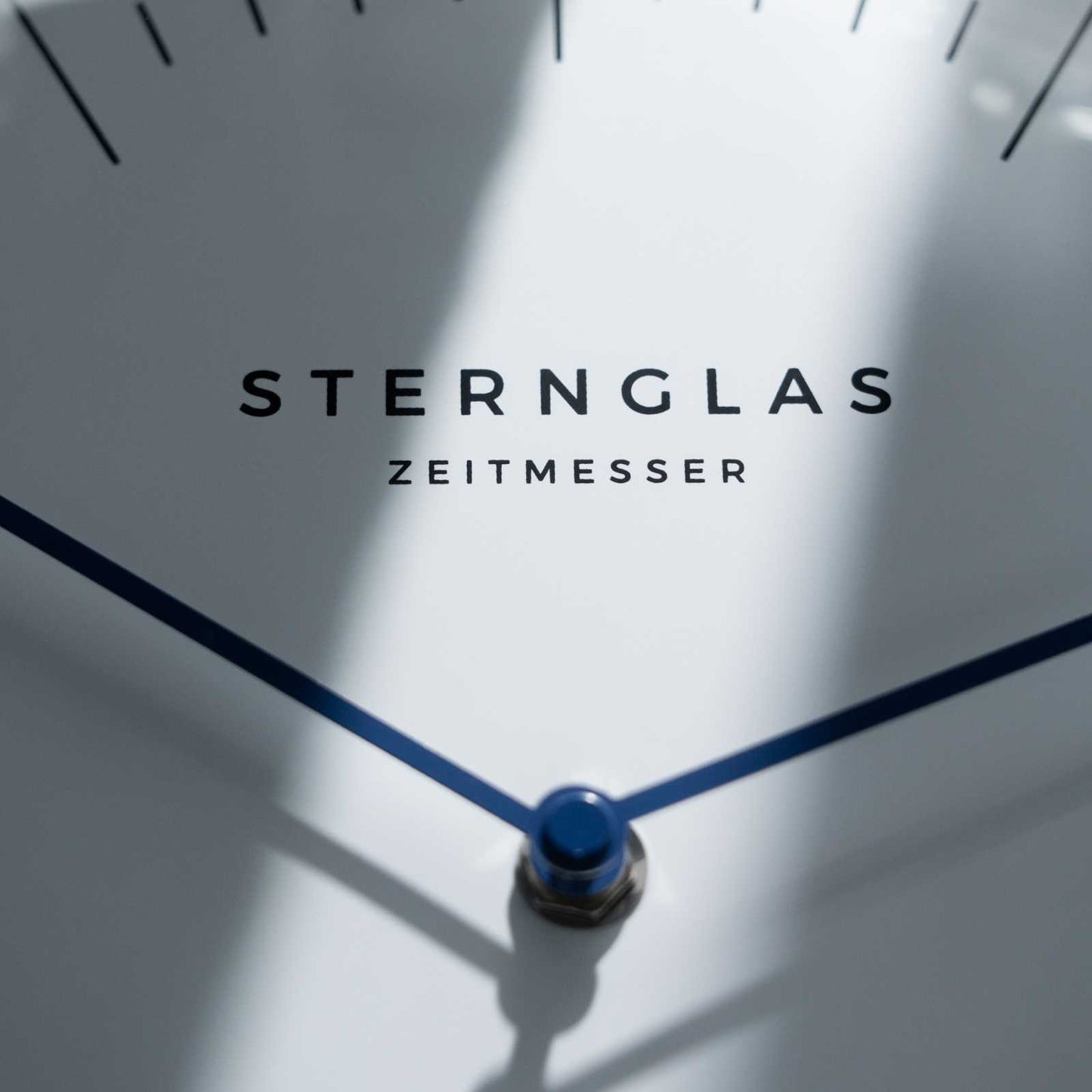 Clock Naos white