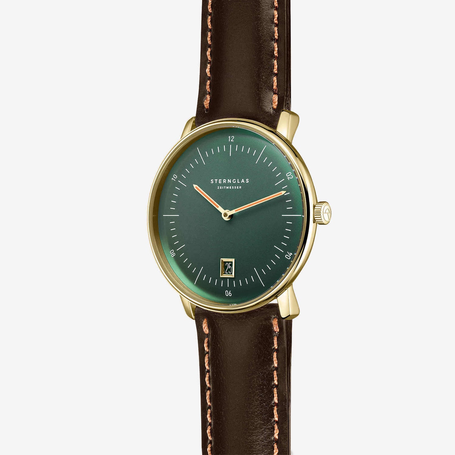 popup|Curved dial|The dial in "British Racing Green" with fine curvature gives the model a noble vintage character.