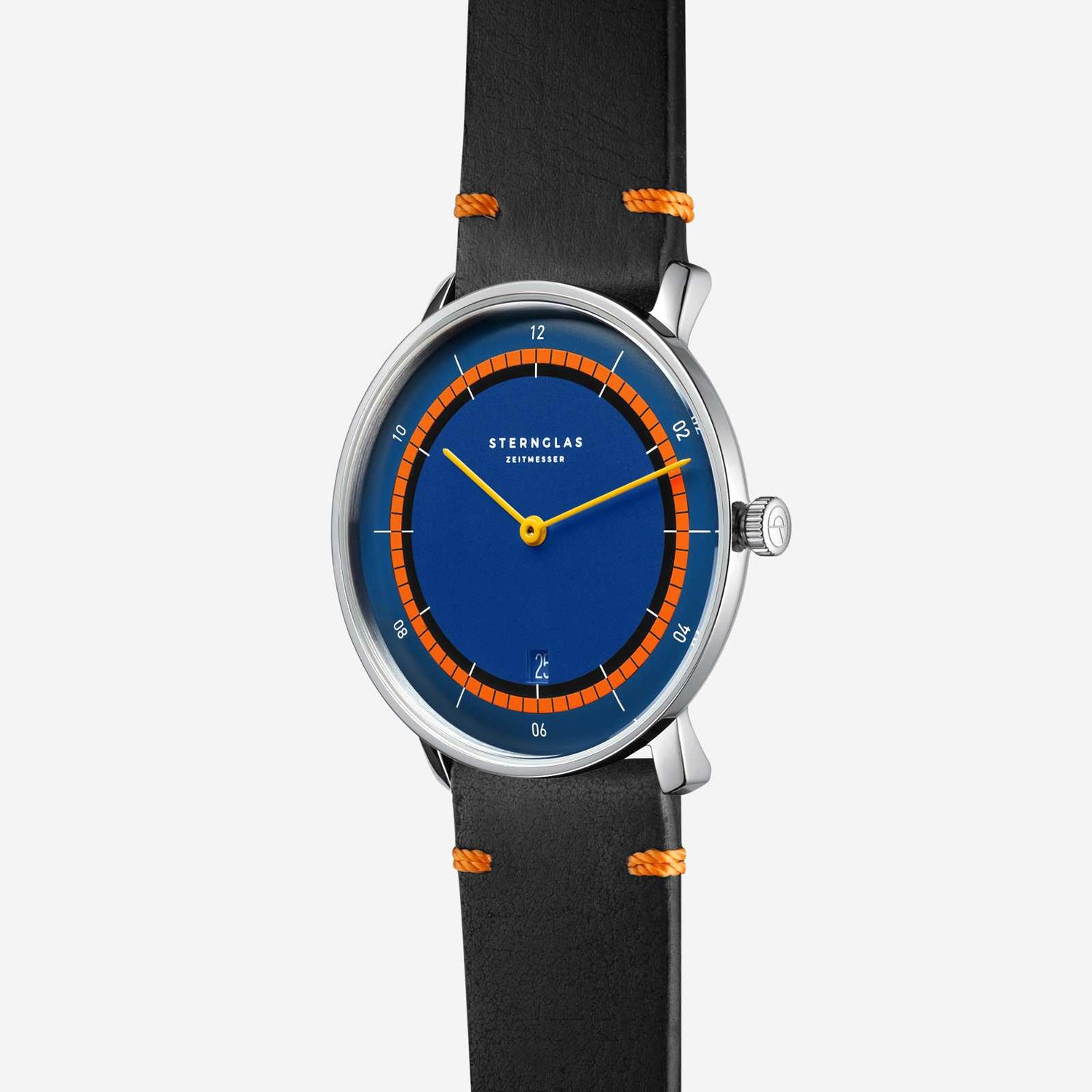 popup|Inspired by the coast|The blue-orange dial gives the model a sophisticated character.