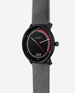 popup|Speedometer-style dial|The enlarged date field and the red second hand are reminiscent of the cockpit of vintage cars.