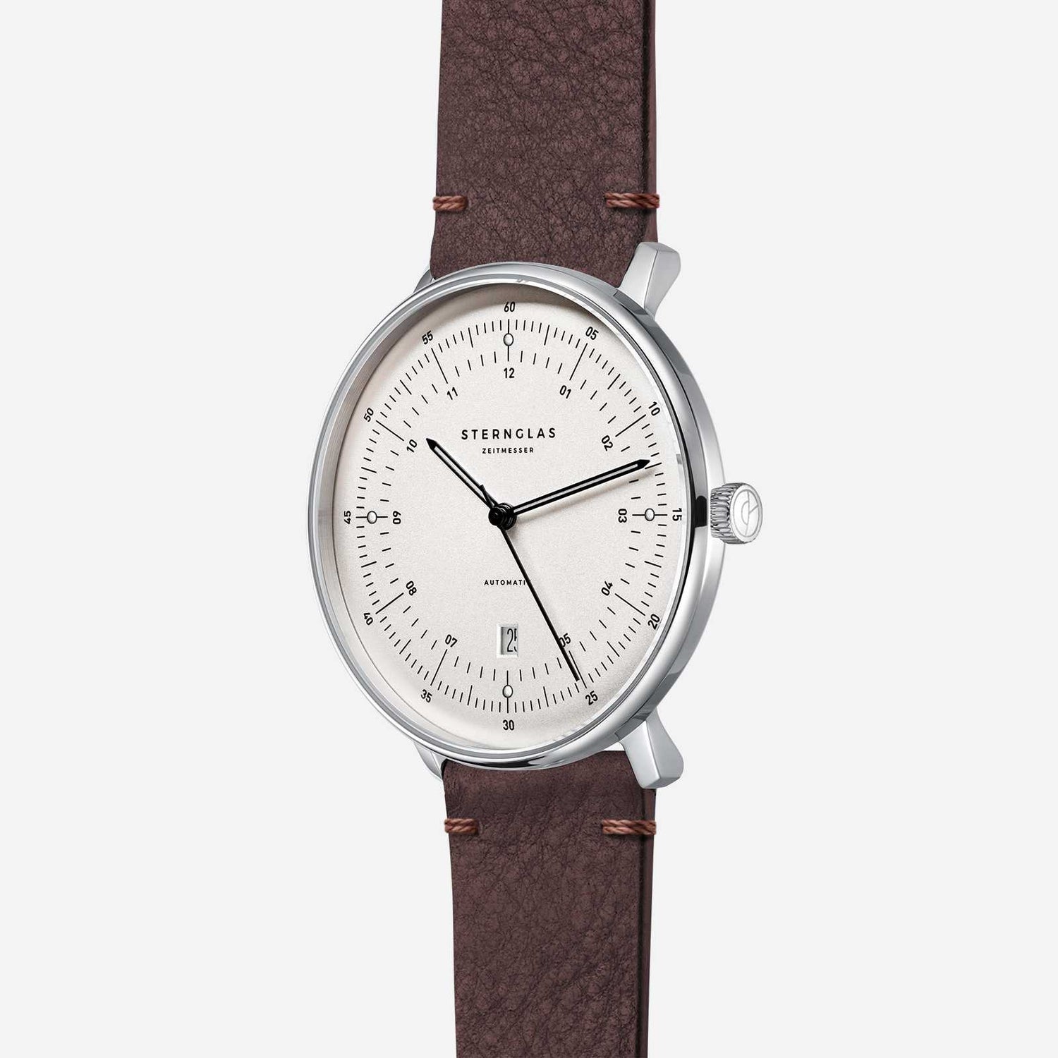 popup|Curved dial|The silvery satin-finished dial with fine curvature gives the model a noble vintage character.