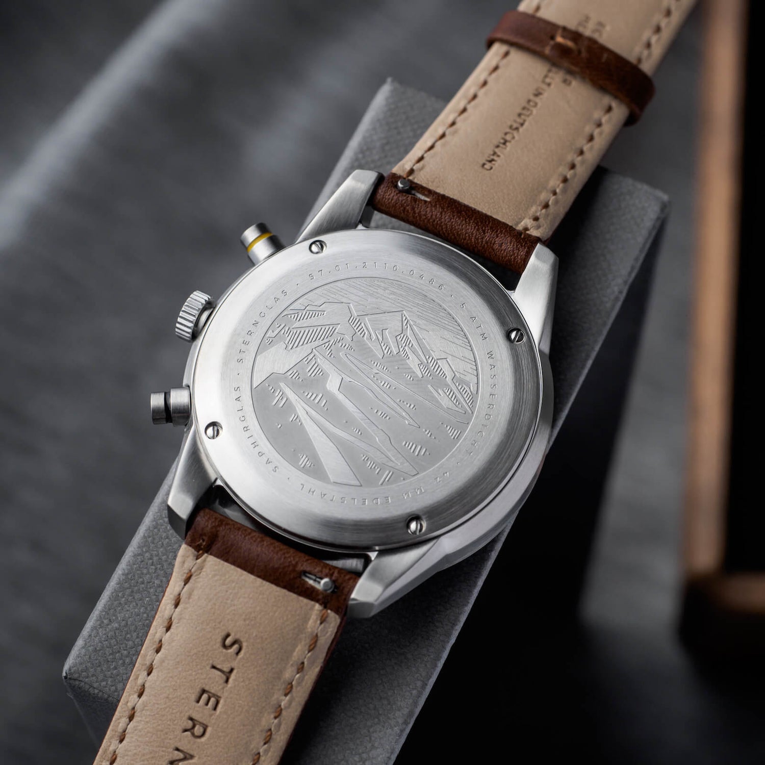 popup|Italian leather strap|The "Modena" leather strap - made in Germany - impresses with its fine dome and high-quality decorative stitching.
