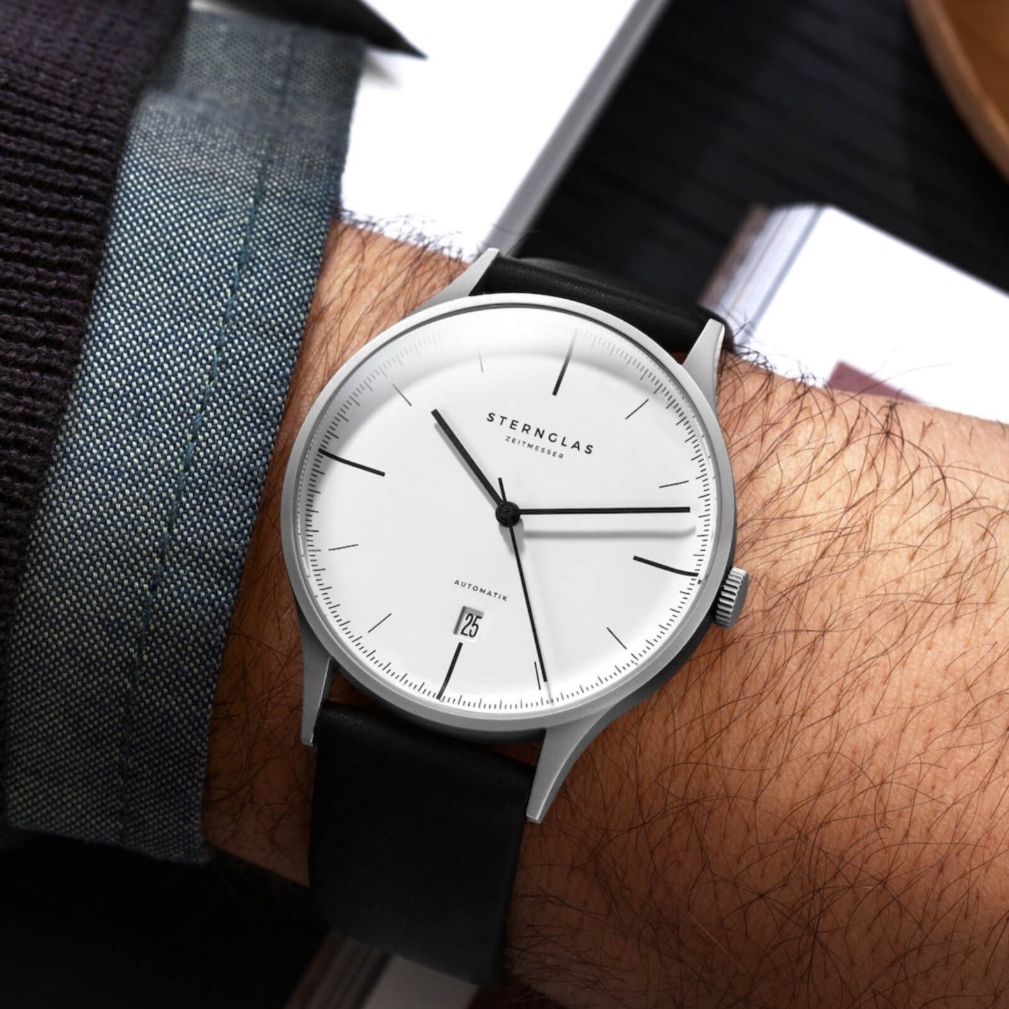 popup|Fits under any shirt sleeve|The particularly flat case design makes the Asthet the ideal automatic dress watch for everyday wear. 