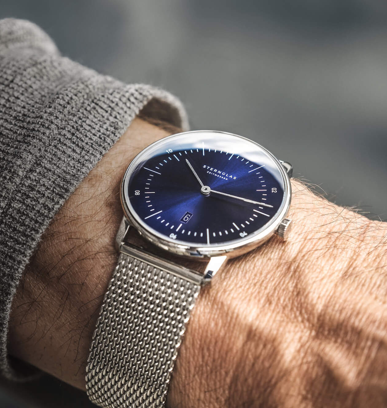popup|Timelessly elegant metal strap in Milanese style|The Milanese strap made of stainless steel complements the colored dial. It fits wonderfully around your wrist and can be adjusted to your desired length.